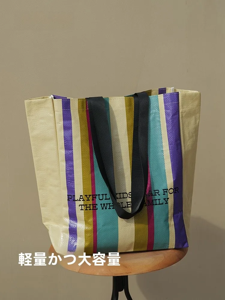 通勤の毎日を彩る、子供の手に届くようなカラフルなトートバッグは？