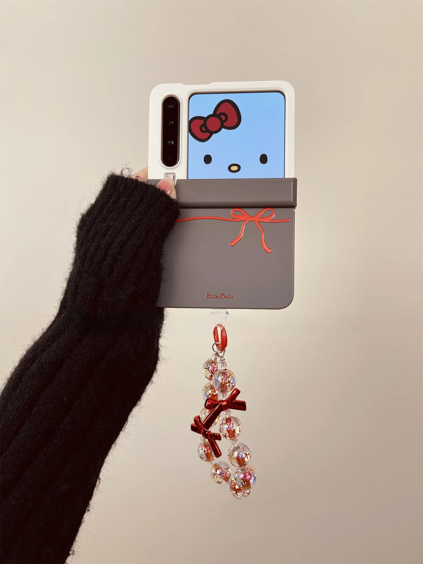 オリジナルデザイン 折りたたみ式スマートフォンケース：色分け・赤いリボン・持ち手付きの実用性とデザイン性