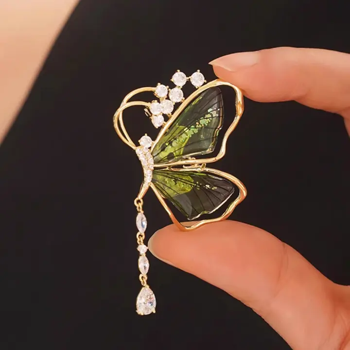 蝶 ブローチ レディース 高級感 上品 ゴージャス 個性的 デザイン 親友 結婚祝い プレゼント コート ジャケット アクセサリー