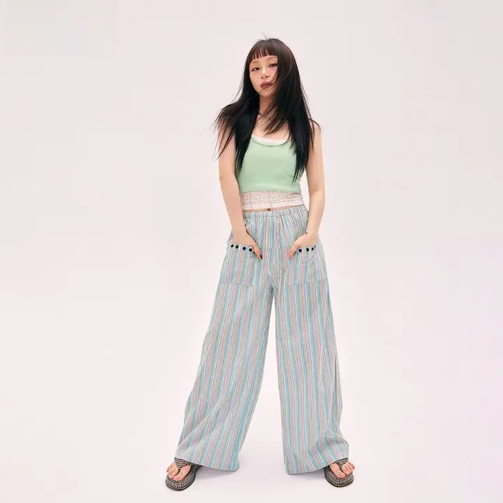 ストライプ柄の抽绳ワイドレッグパンツ【ウエストゴム・女性用・ボタン付き】（セットアップ対応）