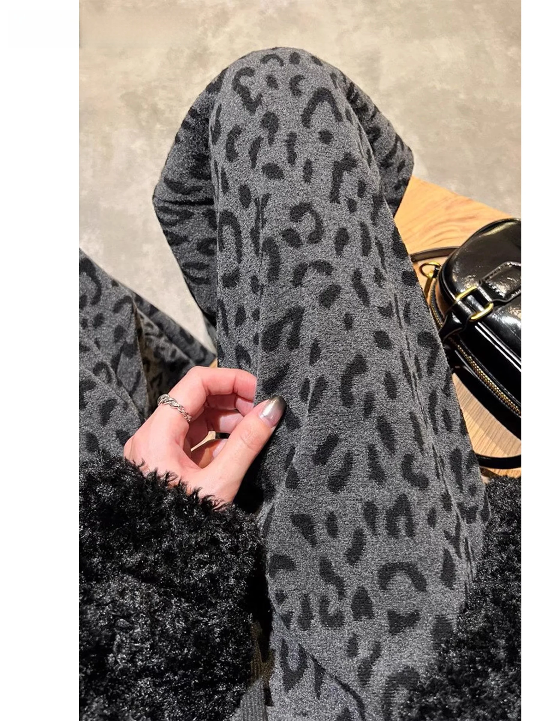 レトロヒョウ柄のハイウエストワイドレッグパンツ：ズボン ダボダボ に陥らない着用法