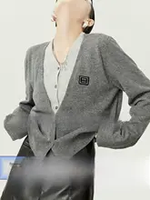 グレーのニットプルオーバー【Vネック・配色デザイン・重ね着風】