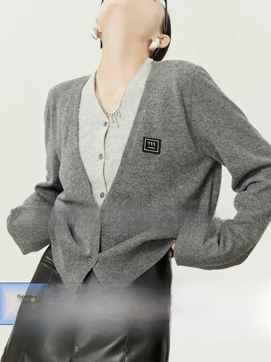 グレーのニットプルオーバー【Vネック・配色デザイン・重ね着風】