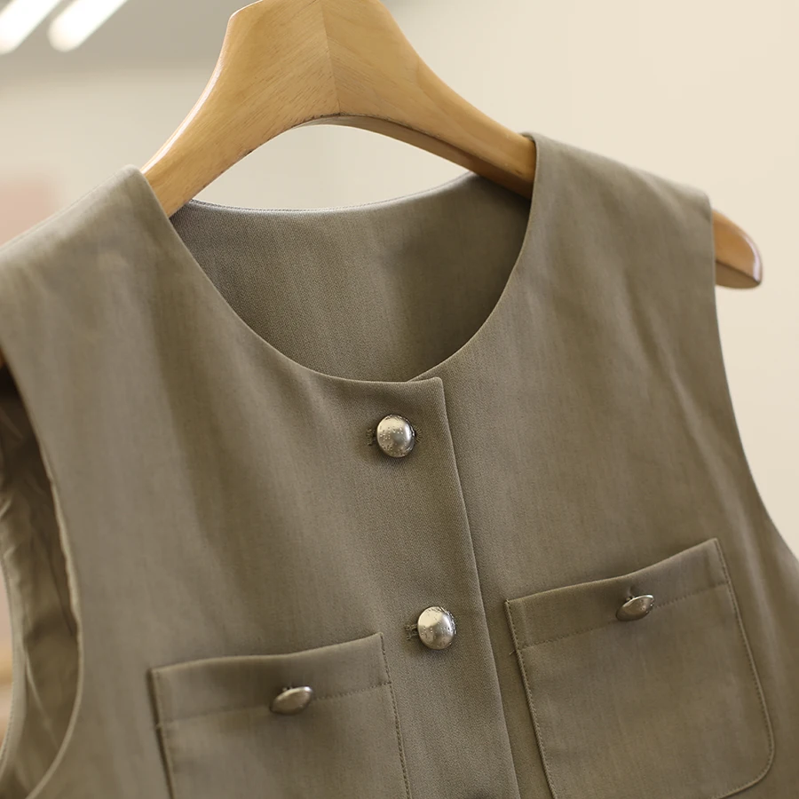 ボス服を正しく選ぶには？通勤のストレスを一気に解消できる「スリムフィットの西洋風ベスト」の本当の価値とは