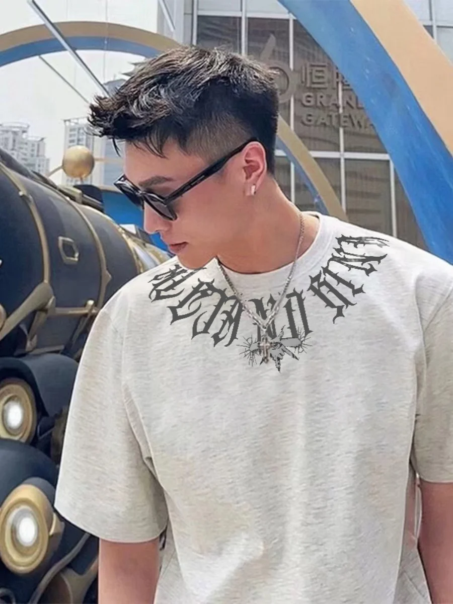 人気のモード系Tシャツとは？そのデザインと着こなしのコツを、1枚のTシャツで解き明かす