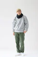 ミリタリーグリーンのコットン製スリムストレートハイウエストパンツ【レトロスタイル】