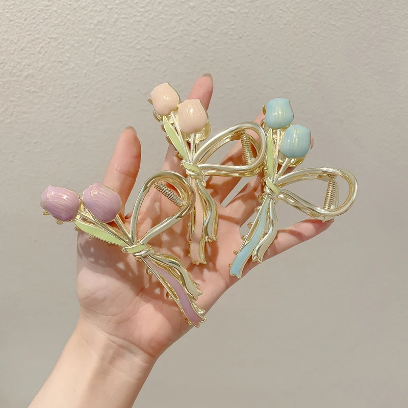 メタル ヘアクリップ チューリップデザイン：高級感と耐久性を兼ね備えた後頭部用アイテム