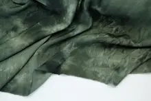 柔らかなドレープ感の苔色と暗い軍用緑の不規則なタイダイ柄麻シフォン生地のチャイナドレス素材