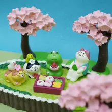 春の桜を楽しむ猫のインテリアオブジェ【癒し系・小さな装飾・フrogと達磨デザイン】