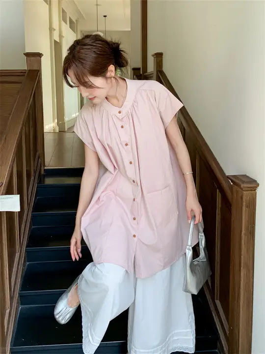 オーバーサイズ フレアスリーブ ベストとワイドパンツの春夏ファッション（セットアップ対応）