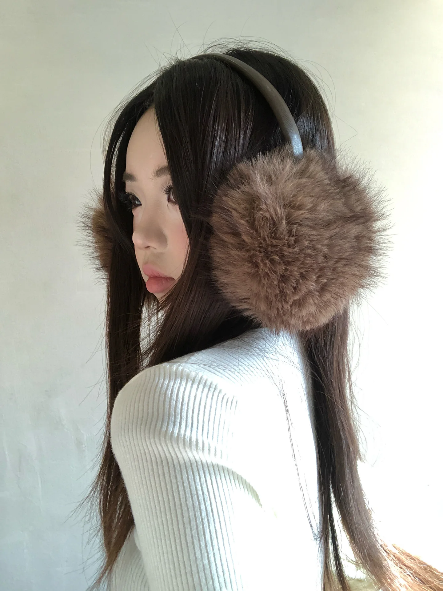 ブラウンのファー耳あて：冬用防寒機能と女性向け着用感の実証