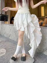 優しい雰囲気の杏色Vネック短袖ニットトップスと不規則なフリル付きスカート（セットアップ対応）