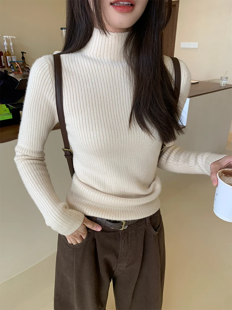 大人可愛い服 40代コーデの完全ガイド｜無地ハイネックニットの選び方と日常活用法