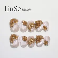 流れる色合いの金色花飾りの手作り立体ネイル【短め・パール装飾・秋冬向け】