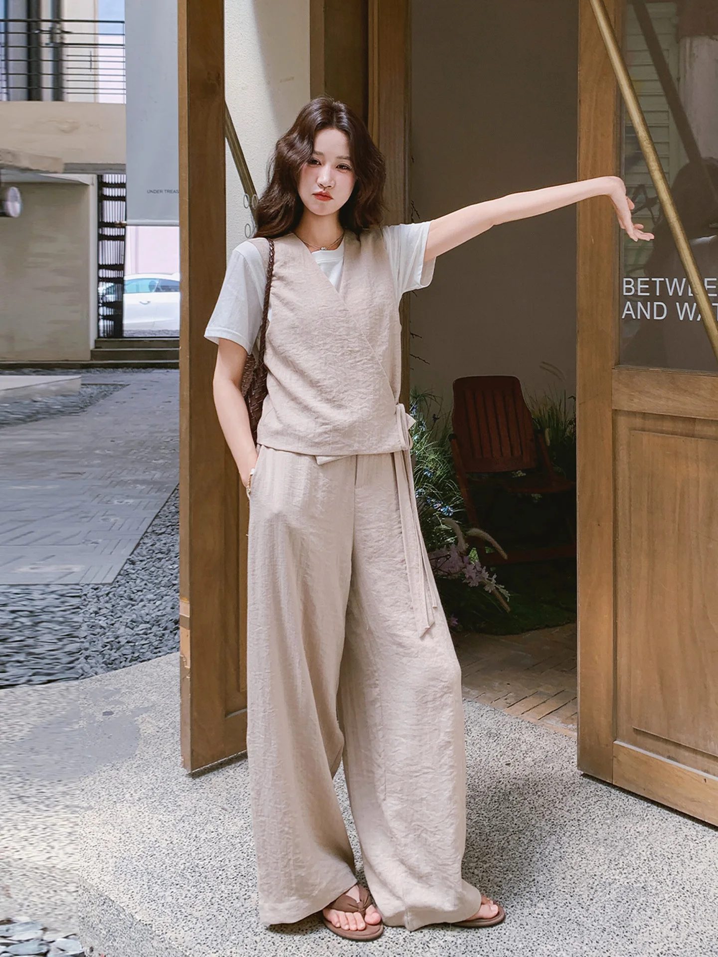 「Tシャツにベストを合わせるのにダサいと感じる理由は？その答えを、1つのセットアップで解き明かす