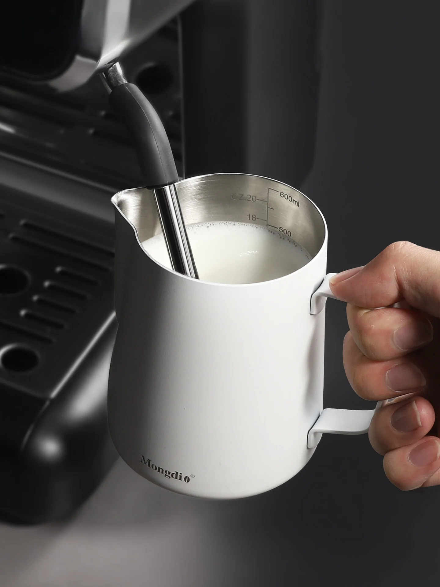 ステンレス製ミルクピッチャー カフェラテアート用の実用性とデザインのバランス