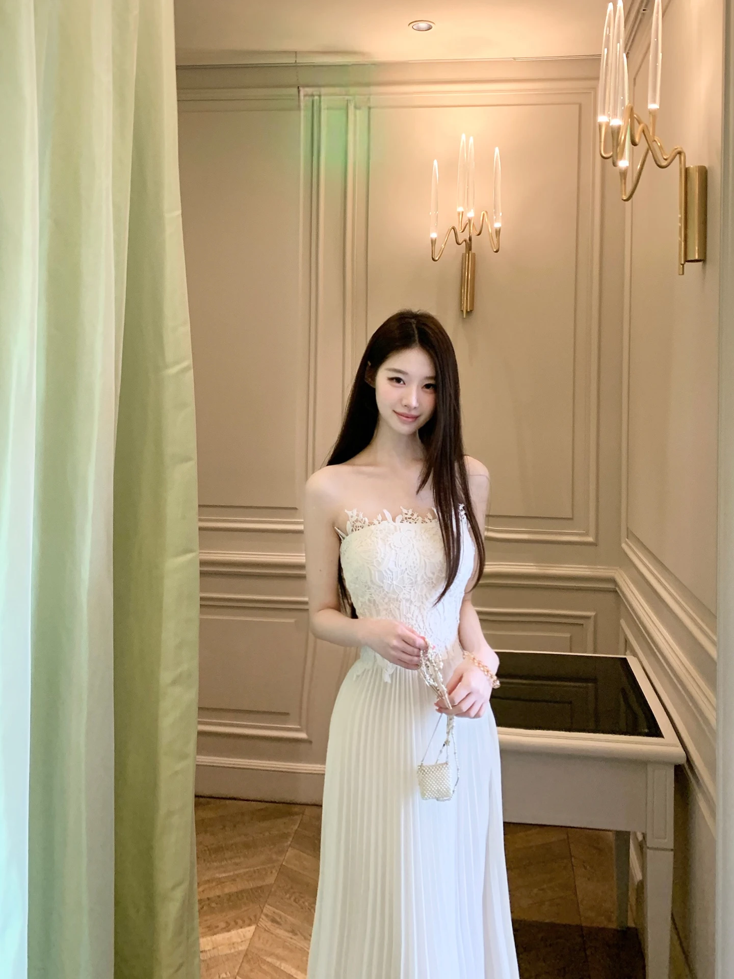 結婚式服装女性30代向け：レースビスチェとプリーツロングスカートの上品ドレス