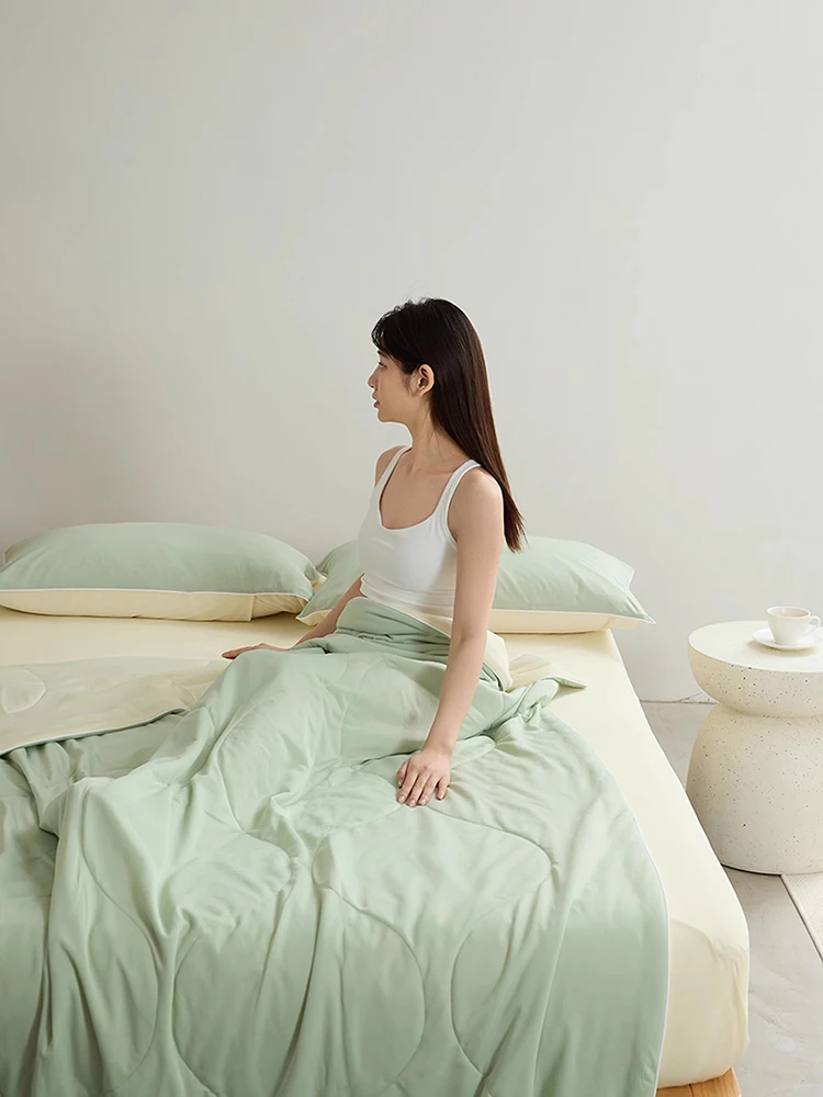 「床で寝てしまう」の本当の意味は？夏の冷感ブランケットで解消できる秘密とは？
