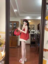 優雅な印象の赤いノースリーブトップスと不規則なショートパンツ（セットアップ対応）