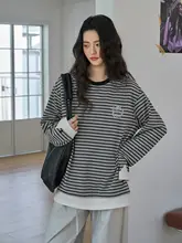 ストライプデザインのラウンドネック長袖Tシャツ【犬プリント・春用・ゆったりしたシルエット】