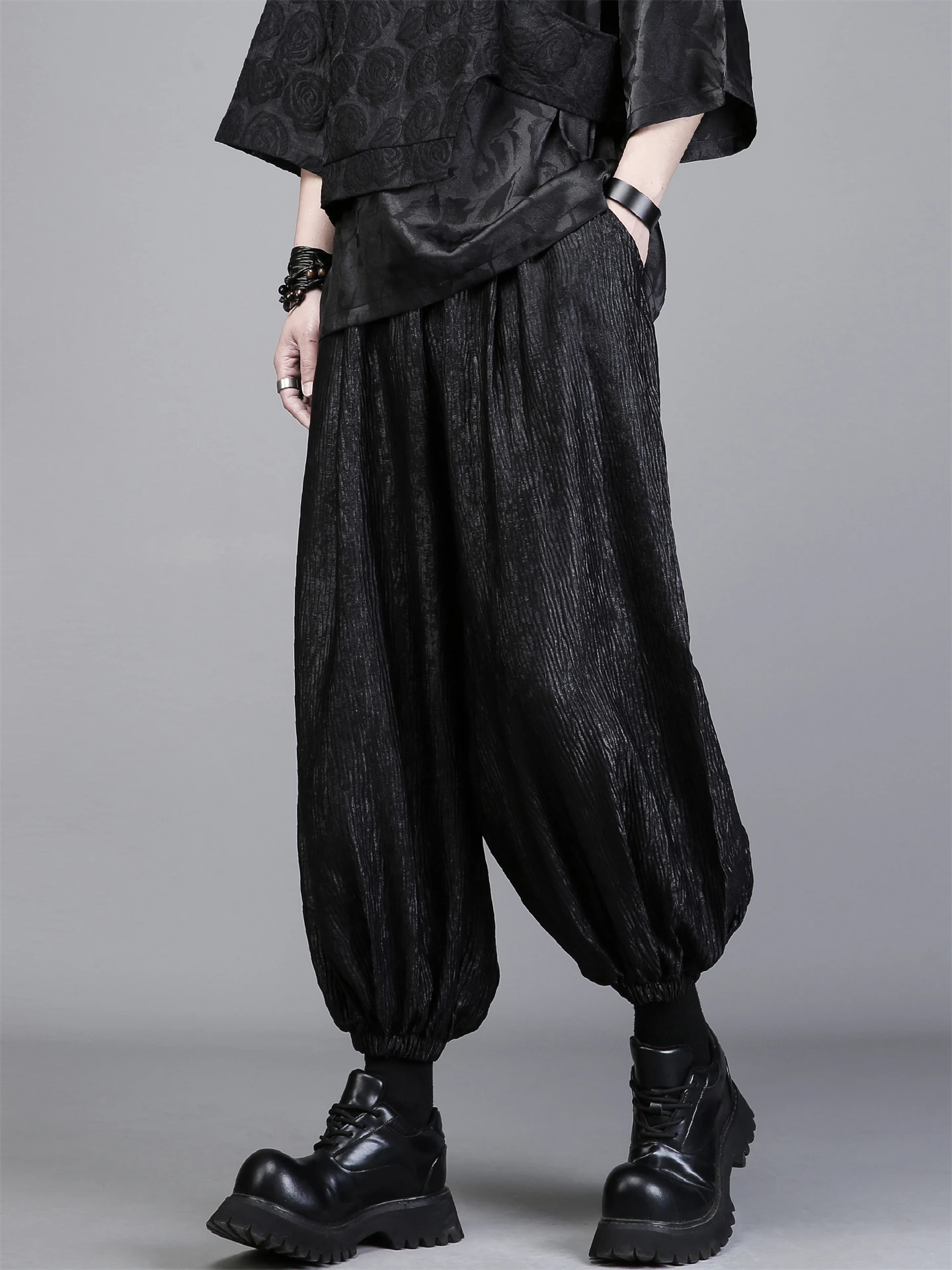 ピチピチの服 男：フィットのプリーツドローストリングパンツが日常にどう活かされるか