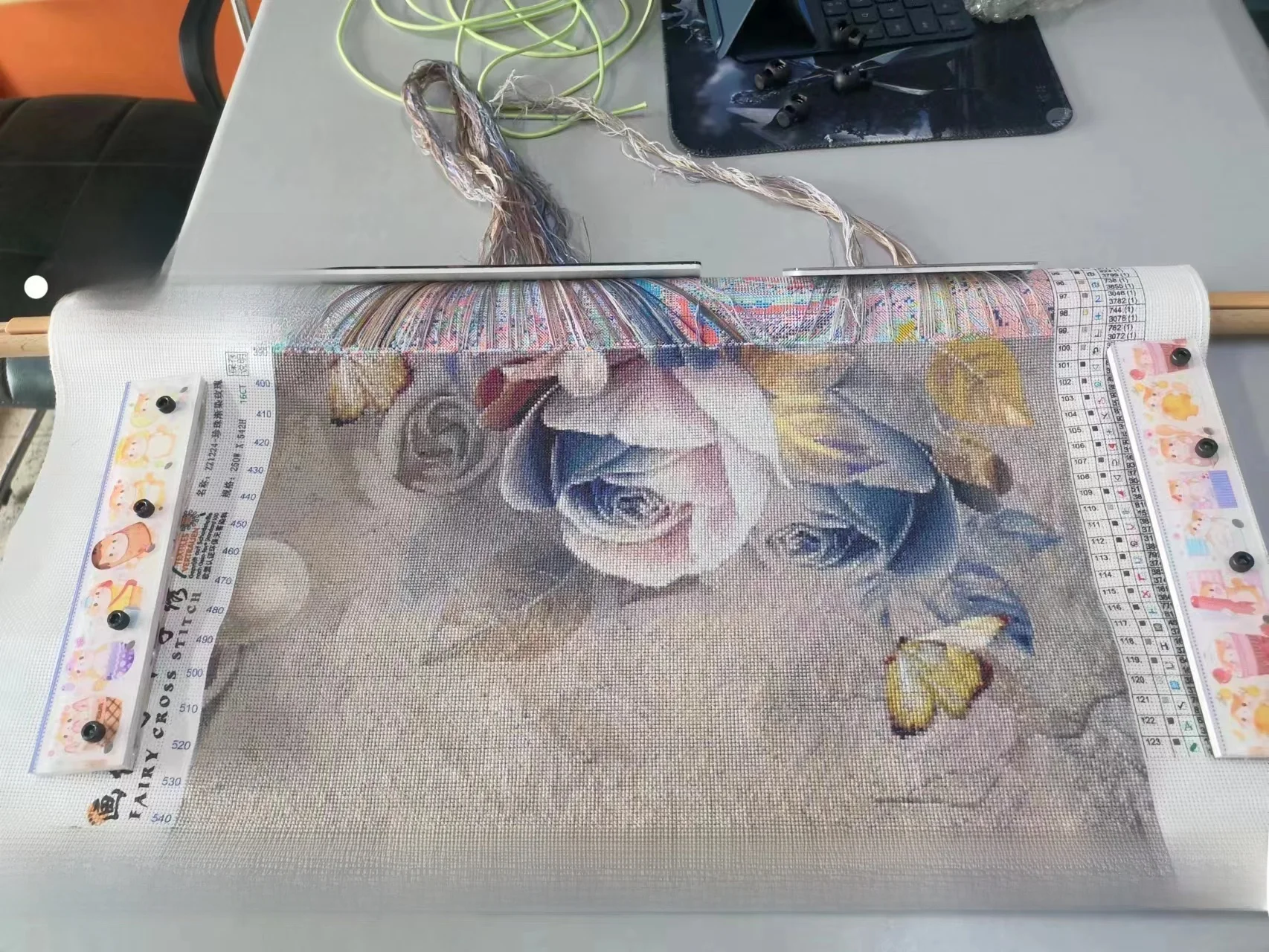 パールグラデーションのバラ刺繍【シンプルデザイン・リビング用・ハンドメイド】とは