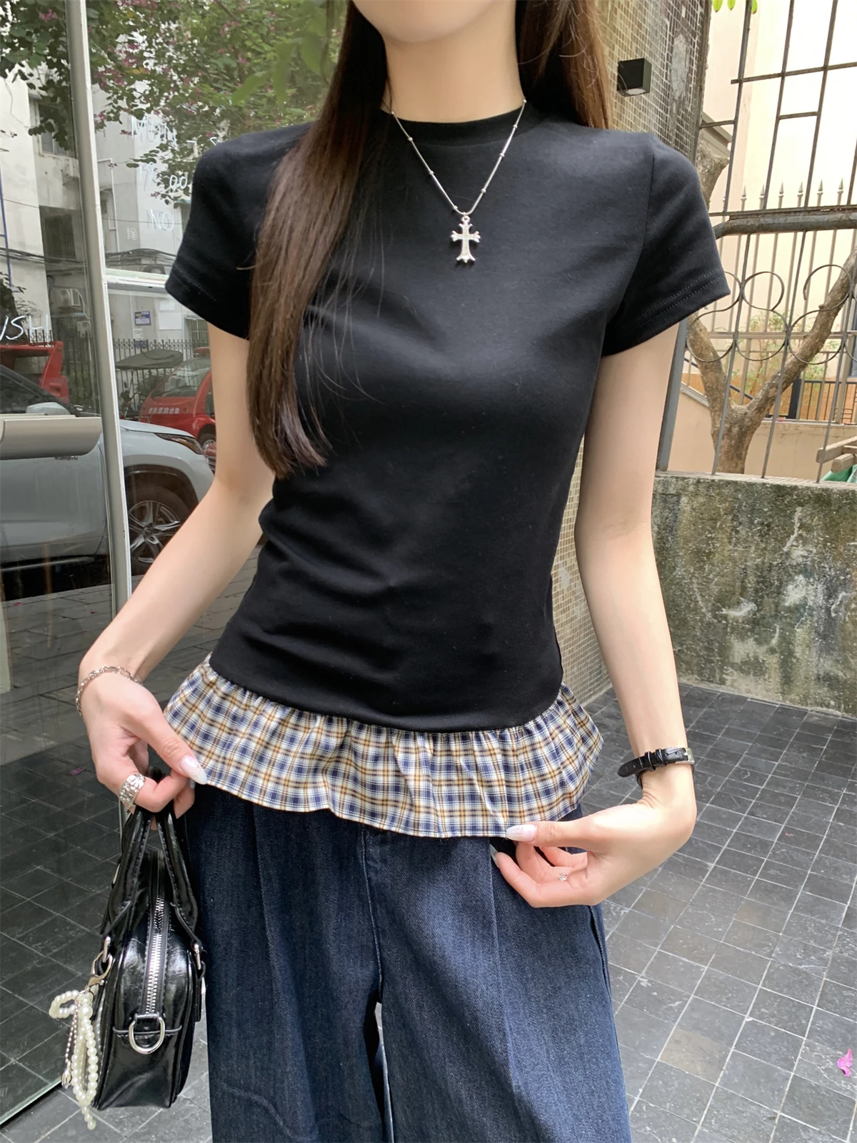 ヴィンテージチェック柄のフレアトップス：夏用女性向けのスリムフィットスタイル