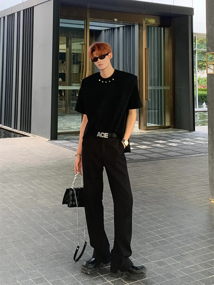 デザイン性の高い メンズ半袖Tシャツ：20代男性の日常ファッションに最適なクリーンフィットスタイル