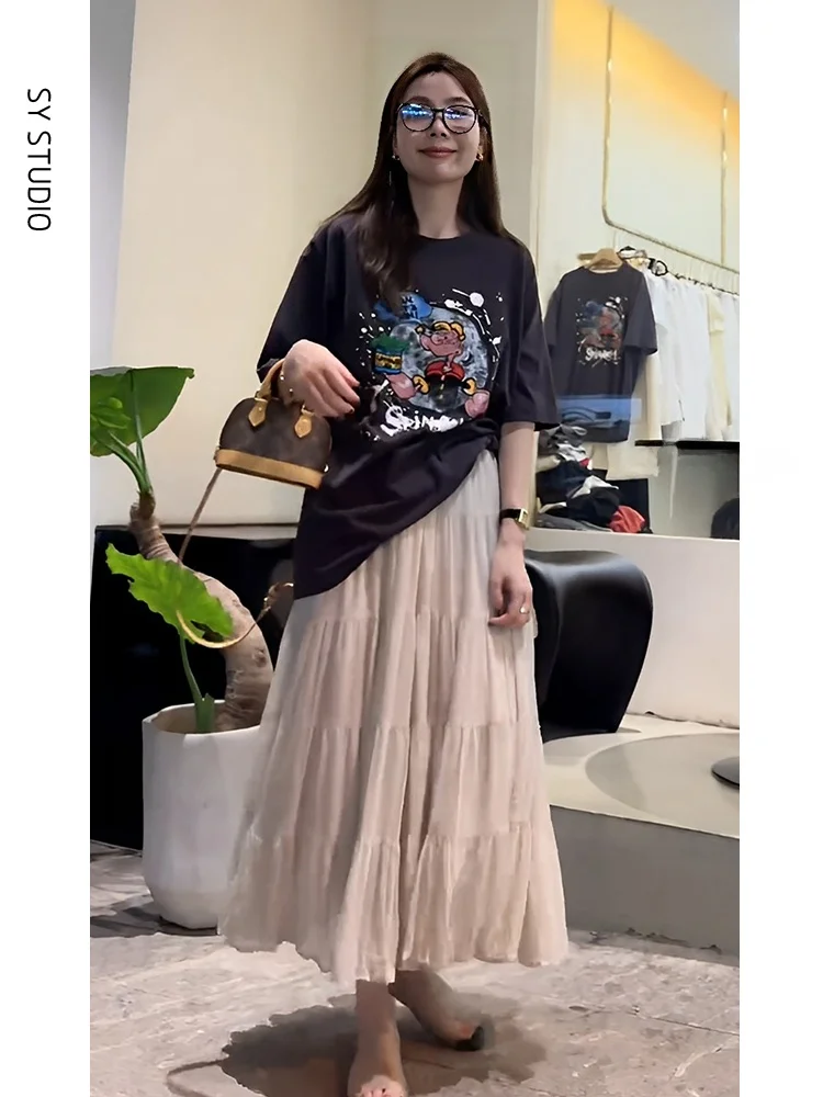 レディースコミック セットアップ：夏のカジュアルスタイルに最適なマンガプリントTシャツとフレアスカート