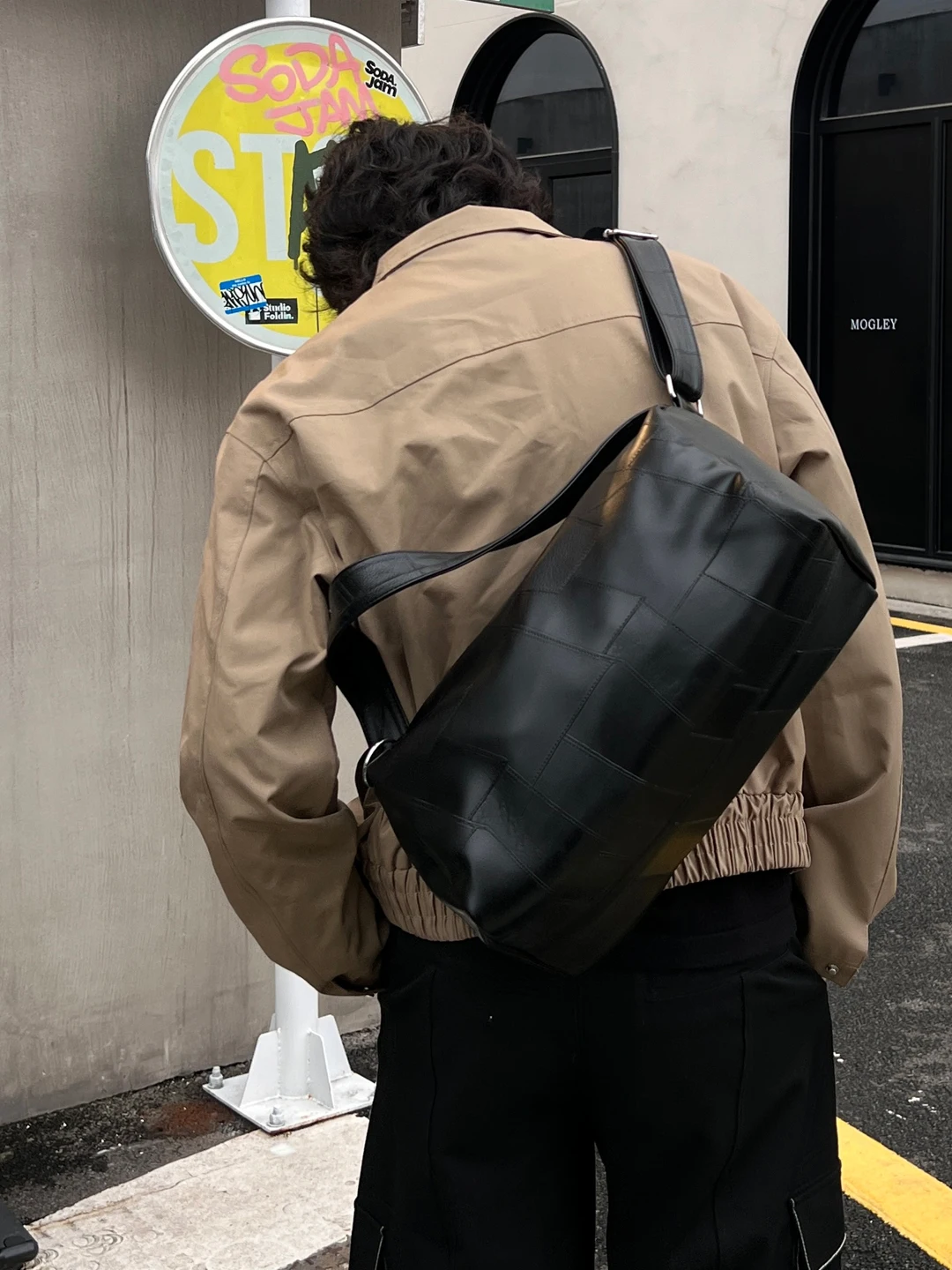 ジャケットとショルダーバッグの組み合わせがうまくいかないのは、実はこの1つのミスに原因がある？