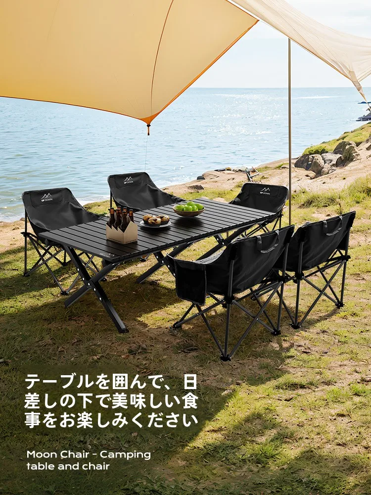 折りたたみ式アウトドアテーブルと月型チェアの実用性と耐久性を検証