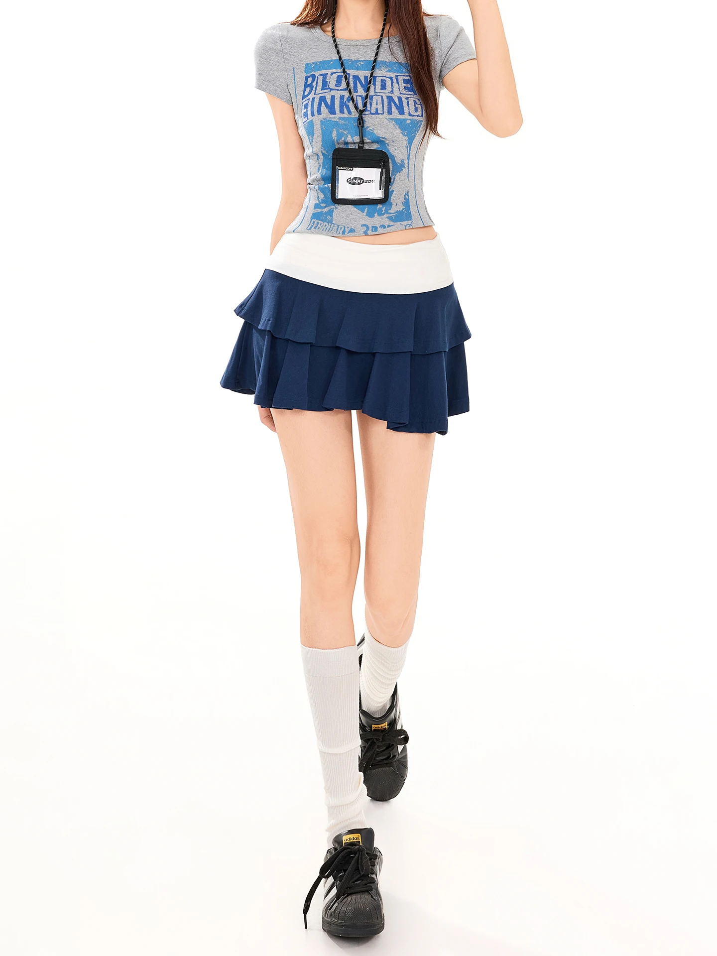 鮮やかなブルーを着るなら、この1着で失敗しない？