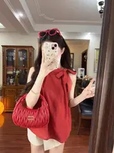 優雅な印象の赤いノー�スリーブトップスと不規則なショートパンツ（セットアップ対応）