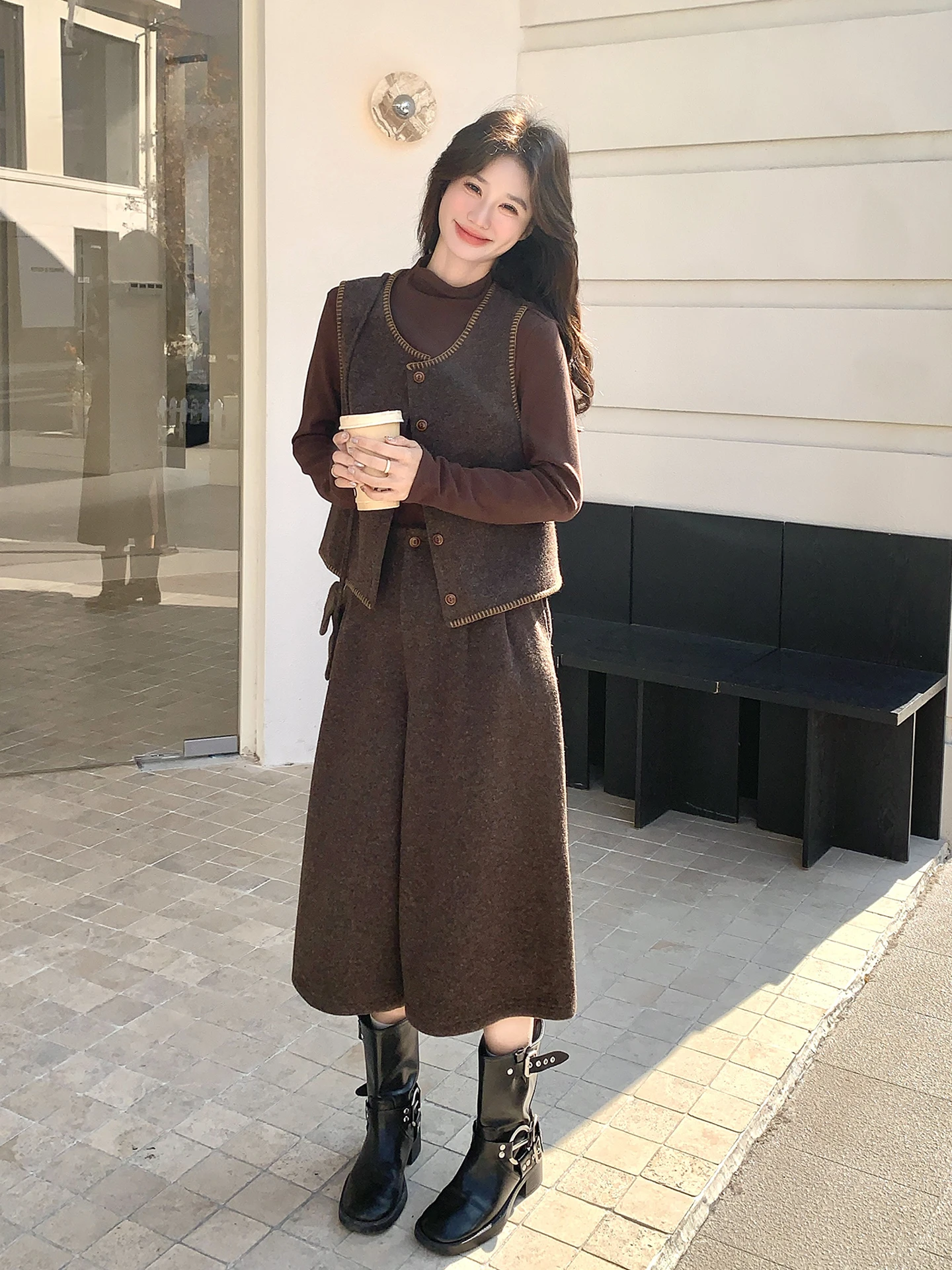 カーディガンとカーゴパンツを組み合わせるとき、どう選ぶ？