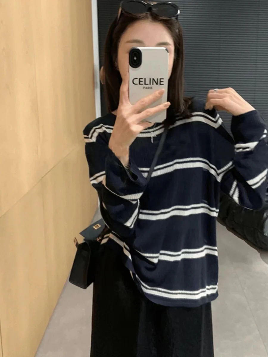 17度の日に着るべき服装は？薄手のストライプカーディガンが解決するリアルな悩み