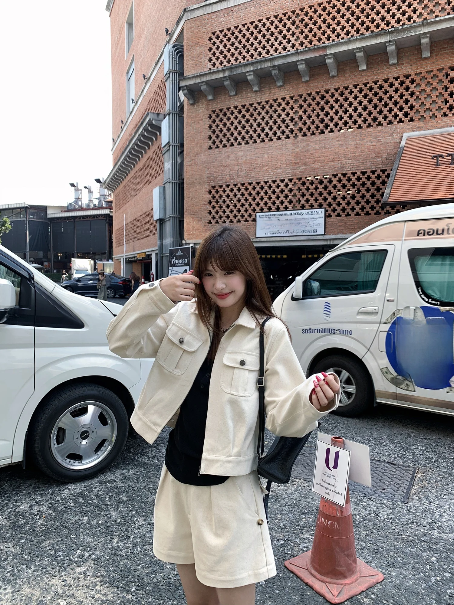 今どきの服は、本当にカジュアルなのか？工装ジャケットとショートパンツのセットが答えをくれた