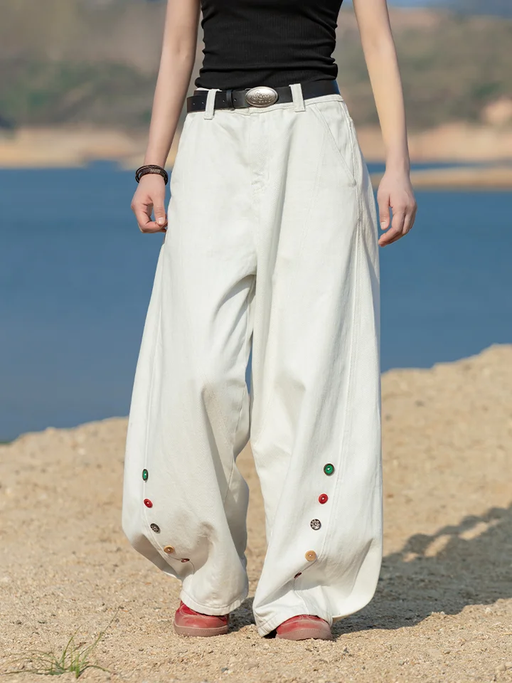 レトロデザインのカラーボタン付きワイドテーパードデニムパンツ（セットアップ対応）