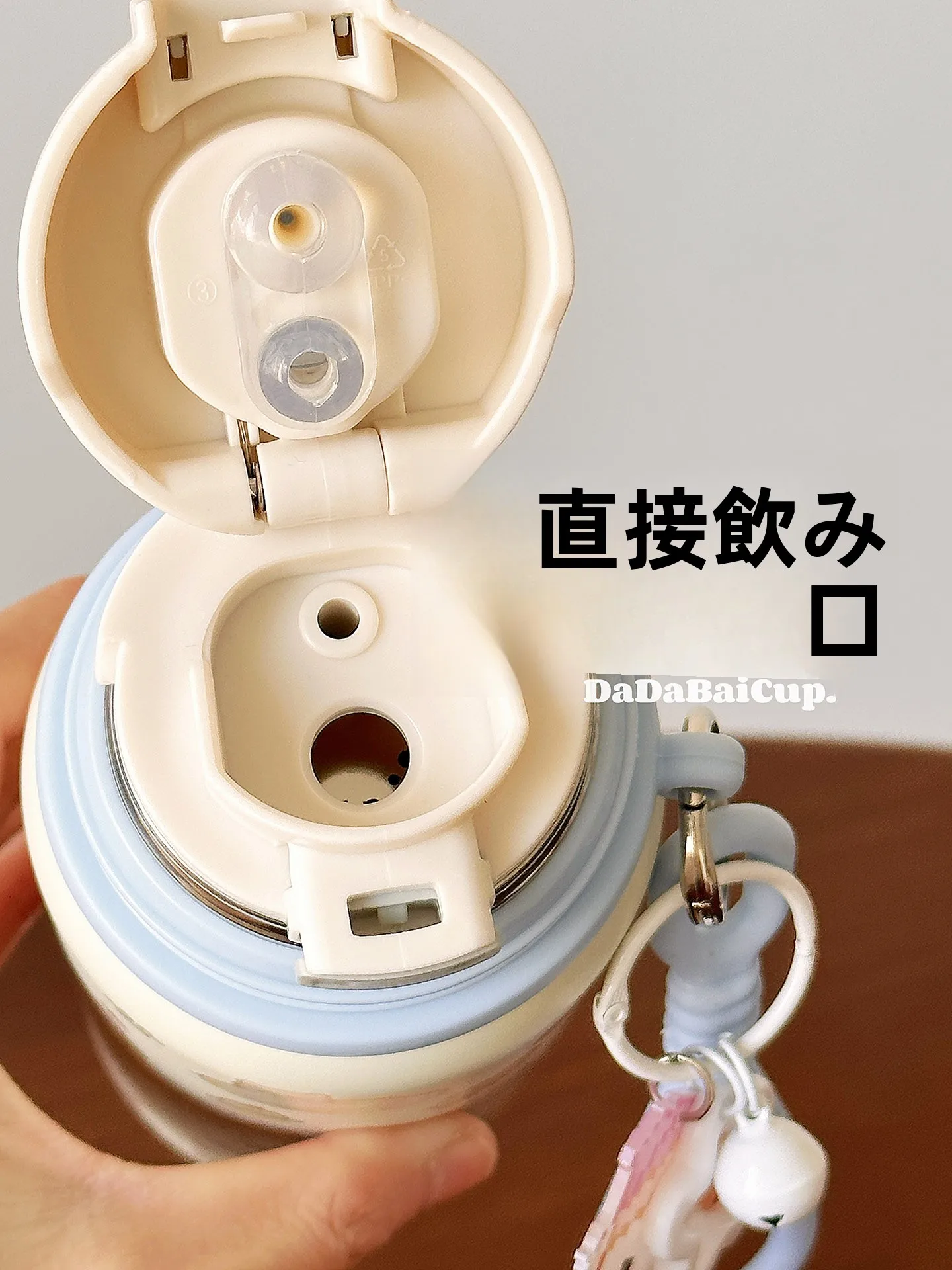 可愛いデザインのストロー付き子供用水筒：保温機能と2way構造で通学・外出に最適