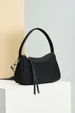 シンプルなデザインのナイロン製トートバッグ【ショルダーバッグ・通勤用・多用途】