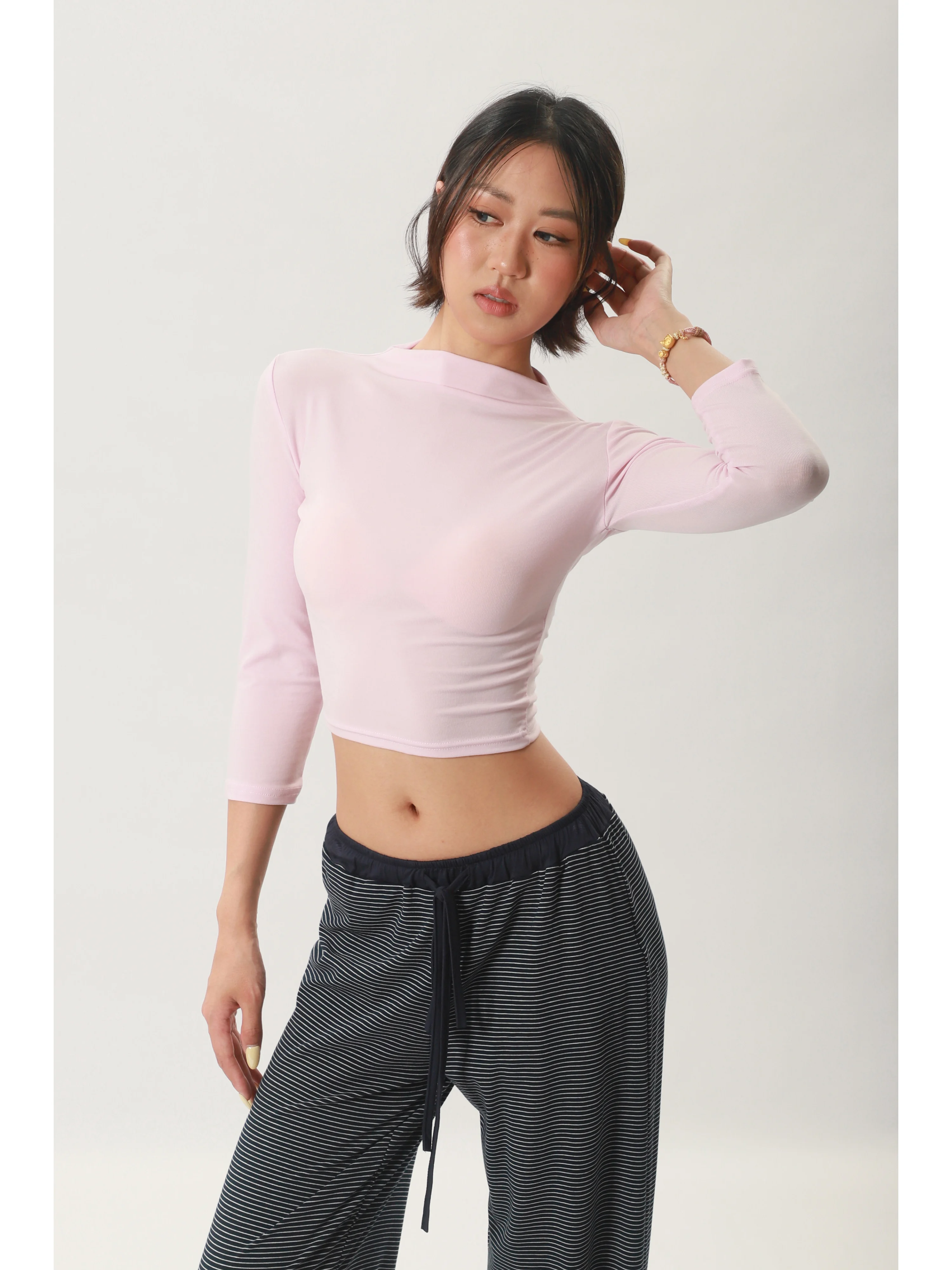 7部袖Tシャツはどう選ぶ？辣妹風のスリムフィットが秋の旅にぴったりな理由とは