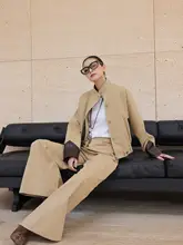 カジュアルなカーキ色のレザーカラージャケットとストレートパンツ【したスタイル・セットアップ対応】