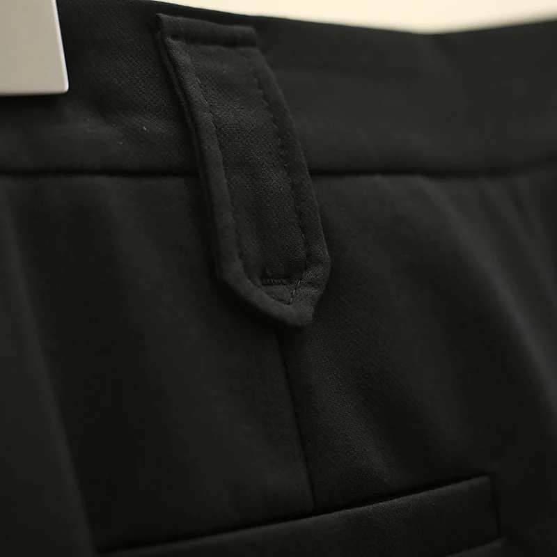 黒パンに合う服は、本当に悩む？その答えは「高ウエストストレートワイドパンツ」にあり