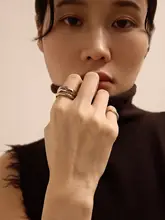 高級感のあるデザイン！個性的なスタイルの指輪【折光デザイン・シンプル】