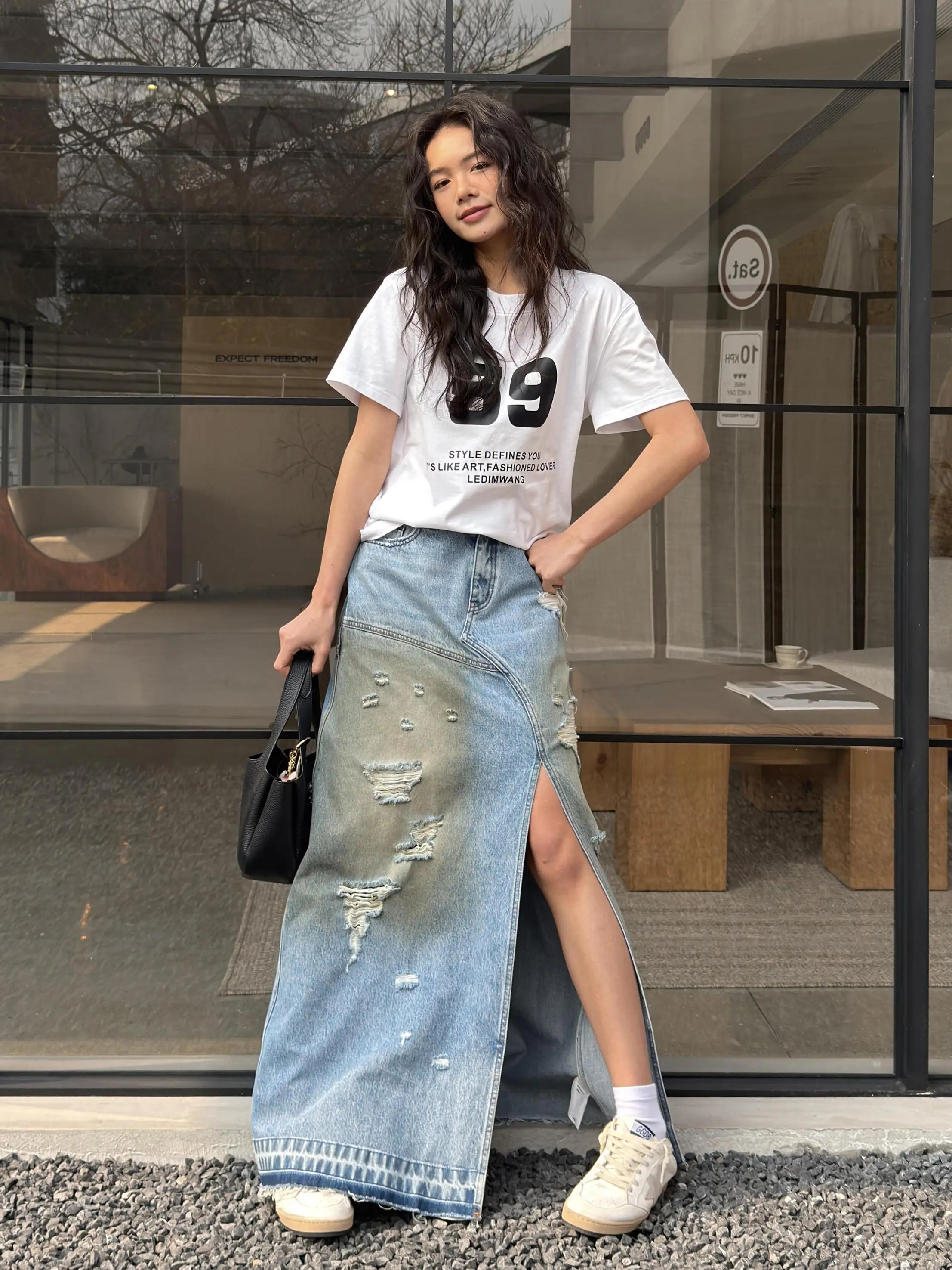 デニムフレアスカートはどう着るの？不規則デザインが魅力の「デストロイド」スタイルで失敗しないコーデを解説
