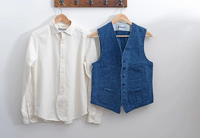 教官ストライプ模様の丸い裾デザインシャツ：制服風の着こなしと四季通用の実用性