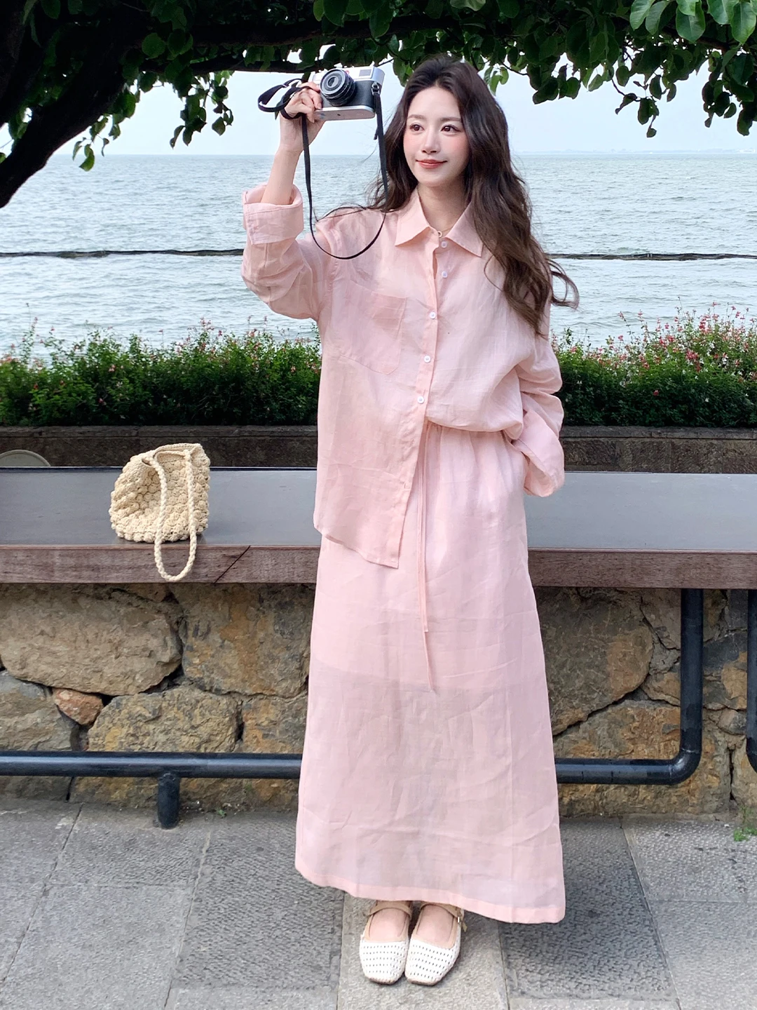 ピンクのUVカットリネンシャツとロングスカートのコーデ：夏のシンプルでかっこいいスタイルを実現