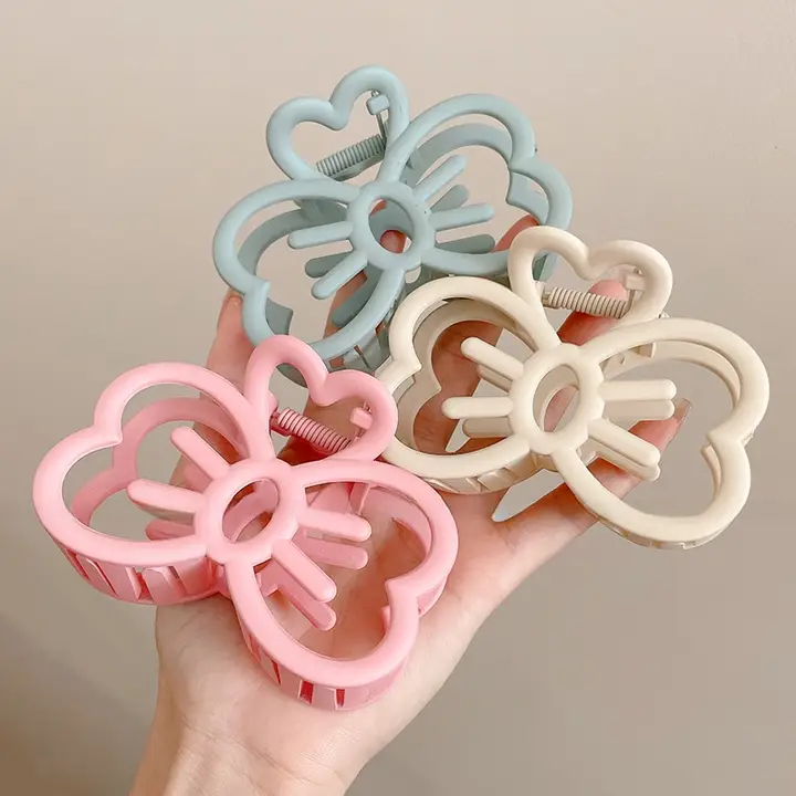 デザインが可愛いハート型リボンヘアクリップ【穴あけ不要・上品な雰囲気】