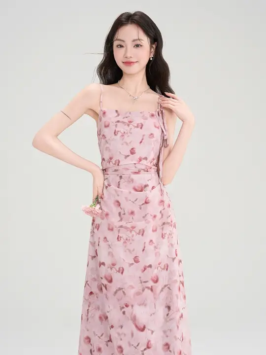 リゾートスタイルの褶みデザイン夏用ロングドレス【ピンク・花柄・キャミソール・ウエストマーク】