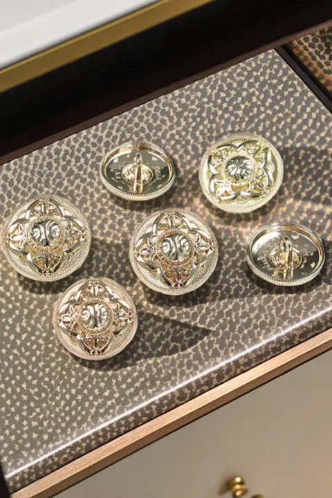 レトロ風 薄型金属ボタン【丸型・布製・アウターや衣類に最適】