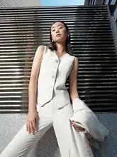 高級感のあるホワイトスーツ【個性的・クール・シャープなデザイン・女子会向け】（セットアップ対応）